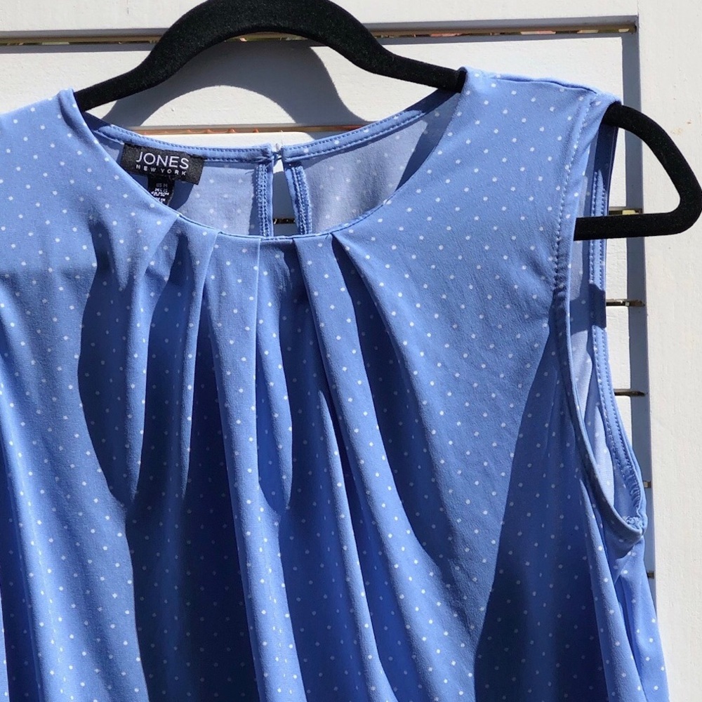 TOP JONES NEW YORK SIZE M BLUE WITH WHT POLKA DOTS